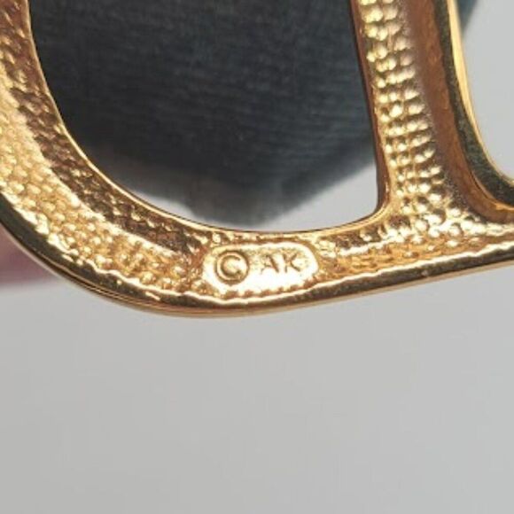 AK Vintage 'D' Brooch - Picture 5 of 5
